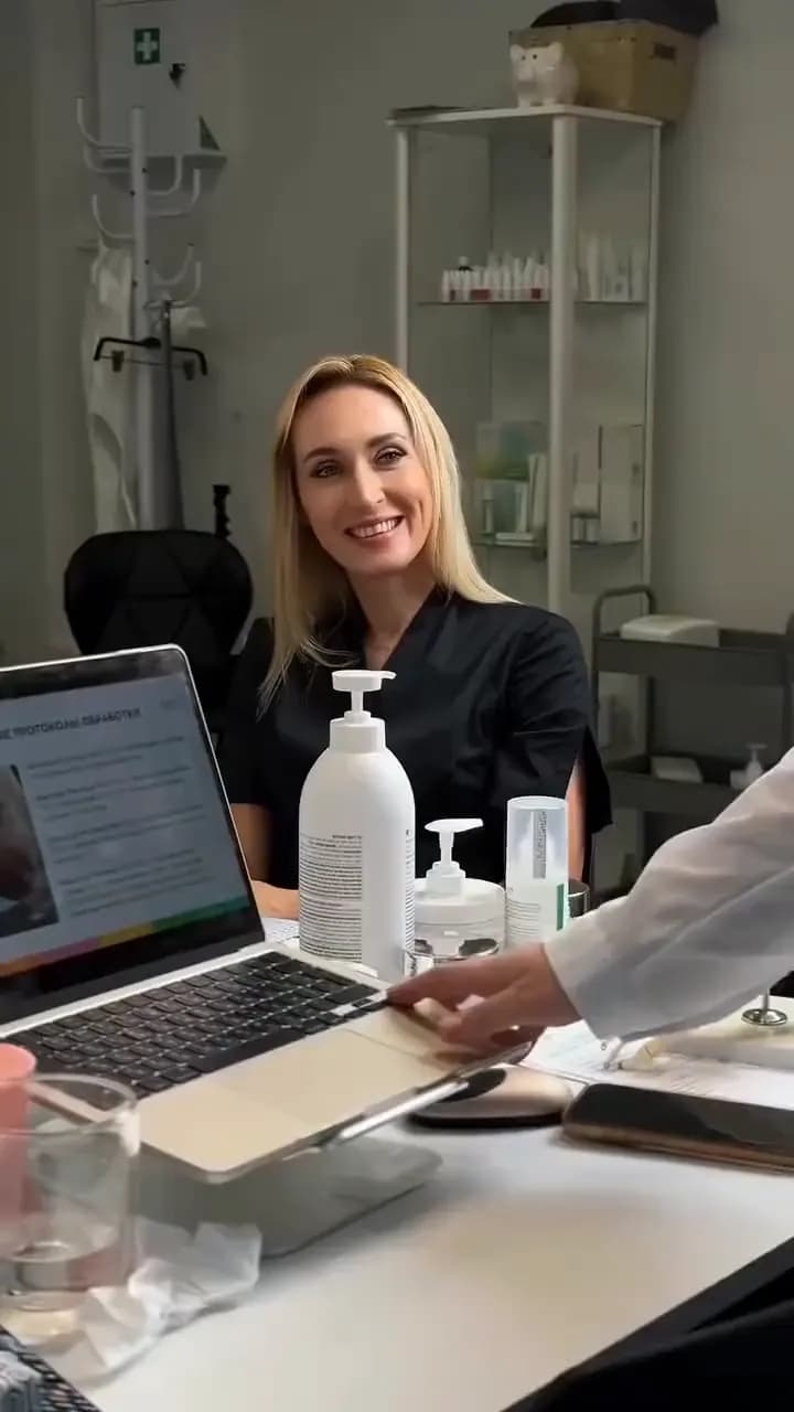 Účastnice kurzu Pedikúra KART při výuce ve školicí místnosti
